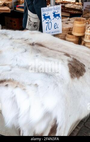 Finnische Rentierhäute werden auf einem Freiluftmarkt auf dem Kauppatori (Marktplatz) am Haupthafen von Helsinki, Finnland, verkauft. Stockfoto