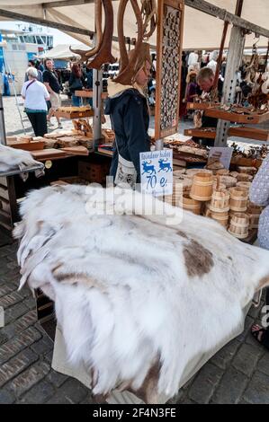 Finnische Rentierhäute sind auf einem Freiluftmarkt auf dem Kauppatori (Marktplatz) an der Haupthafenfront in Helsinki, Finnland, erhältlich. Stockfoto