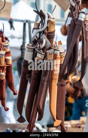 Eine Ausstellung traditioneller handgefertigter Marttiini Lapp Messer zum Verkauf Auf einem Freiluftmarkt auf dem Kauppatori (Marktplatz) An der Hauptbohrung in H Stockfoto