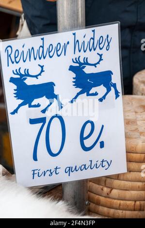 Finnische Rentierhäute sind auf einem Freiluftmarkt auf dem Kauppatori (Marktplatz) an der Haupthafenfront in Helsinki, Finnland, erhältlich. Stockfoto