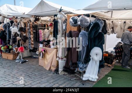 Winterkleidung aus Tier- und finnischen Rentierfellen, auf einem Freiluftmarkt auf dem Kauppatori (Marktplatz) am Haupthafen in H erhältlich Stockfoto