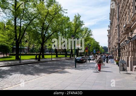 Pohjoisesplanadi ist eine breite Straße mit einem langen Esplanade Park mitten im Zentrum von Helsinki in Finnland. Die Straße, von Touristen besucht, ist ein Stockfoto