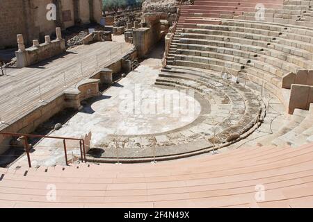 Archäologische Überreste des antiken römischen Theaters in Medellin, Spanien, mit Säulen und Ständen des Amphitheaters Stockfoto