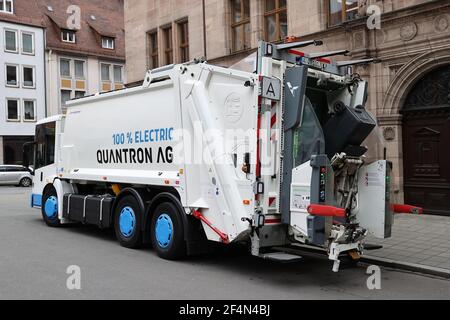 Nürnberg, Deutschland. März 2021, 22nd. Offiziell präsentiert wird ein vollelektrischer Müllwagen der Abfallwirtschaft der Stadt Nürnberg (ASN). Vier Wochen lang wird das Fahrzeug auf verschiedenen Touren in der Stadt eingesetzt. Ein solcher Müllwagen wird laut ASN auch in Frankfurt und im Landkreis Dillingen an der Donau getestet. Quelle: Daniel Karmann/dpa/Alamy Live News Stockfoto