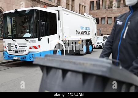 Nürnberg, Deutschland. März 2021, 22nd. Offiziell präsentiert wird ein vollelektrischer Müllwagen der Abfallwirtschaft der Stadt Nürnberg (ASN). Vier Wochen lang wird das Fahrzeug auf verschiedenen Touren in der Stadt eingesetzt. Ein solcher Müllwagen wird laut ASN auch in Frankfurt und im Landkreis Dillingen an der Donau getestet. Quelle: Daniel Karmann/dpa/Alamy Live News Stockfoto