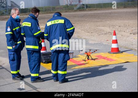 Hamburg, Deutschland. März 2021, 22nd. THW (Technisches Hilfswerk) Drohnenpiloten bereiten ihr Flugzeug vor. Die Hamburger Polizei hat mit einem großen Kontingent nach einem möglicherweise verletzten Autofahrer gesucht, der vor einer Verkehrskontrolle geflohen war und anschließend einen Unfall verursacht hat. Quelle: Jonas Walzberg/dpa/Alamy Live News Stockfoto