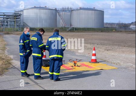 Hamburg, Deutschland. März 2021, 22nd. THW (Technisches Hilfswerk) Drohnenpiloten bereiten ihr Flugzeug vor. Die Hamburger Polizei hat mit einem großen Kontingent nach einem möglicherweise verletzten Autofahrer gesucht, der vor einer Verkehrskontrolle geflohen war und anschließend einen Unfall verursacht hat. Quelle: Jonas Walzberg/dpa/Alamy Live News Stockfoto