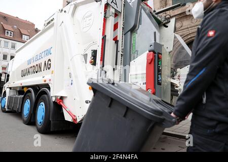 Nürnberg, Deutschland. März 2021, 22nd. Offiziell präsentiert wird ein vollelektrischer Müllwagen der Abfallwirtschaft der Stadt Nürnberg (ASN). Vier Wochen lang wird das Fahrzeug auf verschiedenen Touren in der Stadt eingesetzt. Ein solcher Müllwagen wird laut ASN auch in Frankfurt und im Landkreis Dillingen an der Donau getestet. Quelle: Daniel Karmann/dpa/Alamy Live News Stockfoto