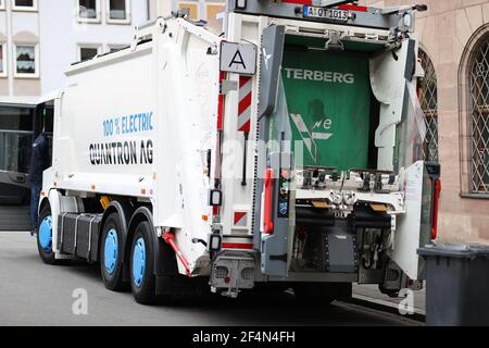 Nürnberg, Deutschland. März 2021, 22nd. Offiziell präsentiert wird ein vollelektrischer Müllwagen der Abfallwirtschaft der Stadt Nürnberg (ASN). Vier Wochen lang wird das Fahrzeug auf verschiedenen Touren in der Stadt eingesetzt. Ein solcher Müllwagen wird laut ASN auch in Frankfurt und im Landkreis Dillingen an der Donau getestet. Quelle: Daniel Karmann/dpa/Alamy Live News Stockfoto