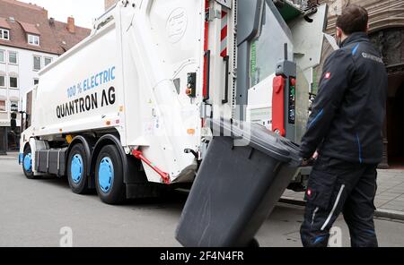 Nürnberg, Deutschland. März 2021, 22nd. Offiziell präsentiert wird ein vollelektrischer Müllwagen der Abfallwirtschaft der Stadt Nürnberg (ASN). Vier Wochen lang wird das Fahrzeug auf verschiedenen Touren in der Stadt eingesetzt. Ein solcher Müllwagen wird laut ASN auch in Frankfurt und im Landkreis Dillingen an der Donau getestet. Quelle: Daniel Karmann/dpa/Alamy Live News Stockfoto