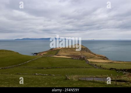 Ein Blick von Torr Head auf die nördliche Antrim Küste mit Blick über die Straße von Moyle in Richtung der Spitze der Mull of Kintyre im Südwesten Schottlands, die eine Entfernung von 12 Meilen am nächsten ist. Eine umfassende Überprüfung der Verkehrsverbindungen unter der Leitung von Sir Peter Hendy untersucht die Machbarkeit einer Brücke oder eines Tunnels zwischen Nordirland und Schottland. Stockfoto