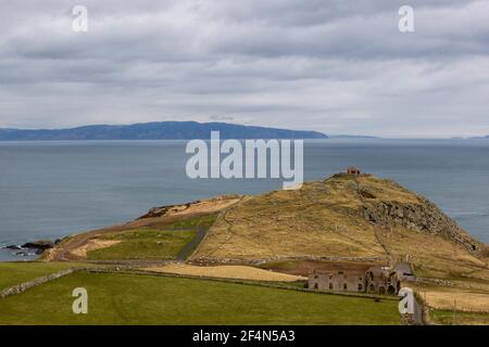 Ein Blick von Torr Head auf die nördliche Antrim Küste mit Blick über die Straße von Moyle in Richtung der Spitze der Mull of Kintyre im Südwesten Schottlands, die eine Entfernung von 12 Meilen am nächsten ist. Eine umfassende Überprüfung der Verkehrsverbindungen unter der Leitung von Sir Peter Hendy untersucht die Machbarkeit einer Brücke oder eines Tunnels zwischen Nordirland und Schottland. Stockfoto