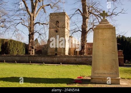 All Saints Church & war Memorial, George Orwell aka Eric Blair ist im Kirchhof, Sutton Courtenay, Abingdon, Oxford, England begraben Stockfoto