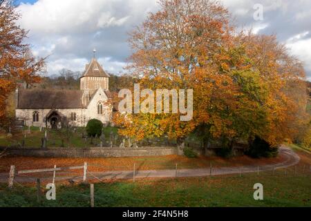St. Laurence Pfarrkirche im Herbst Pracht, Seale, Guildford, Surrey, England Stockfoto
