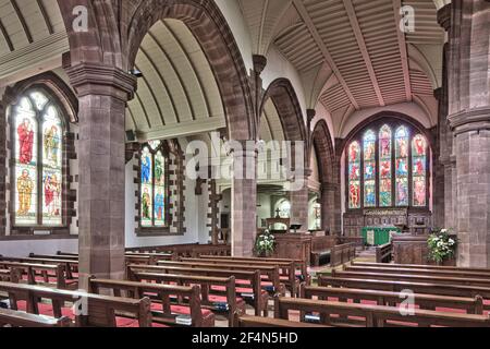 St. Martins Kirche, Brampton, Cumbria UK mit Buntglasfenstern, die von Sir Edward Burne-Jones entworfen und im William Morris Studio ausgeführt wurden Stockfoto