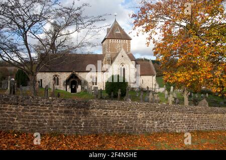 St. Laurence Pfarrkirche in einem Herbst, Seale, Guildford, Surrey, England Stockfoto
