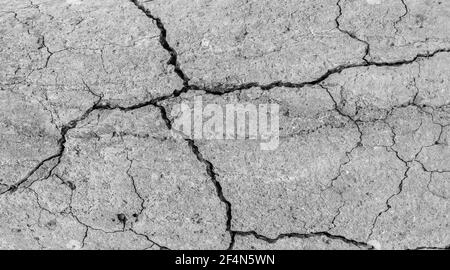 Ein hochaufgelöster alter Betonzement mit Rissen und natürlichen Zerstörungen durch Zeit- und Wetterbedingungen. Nicht-Farb-, monochromen Schwarz-Weiß-Phot Stockfoto