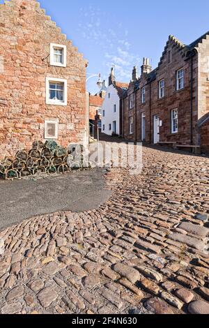 Morgenlicht auf einer gepflasterten Gasse im kleinen Fischerdorf Crail im Osten von Neuk of Fife, Schottland, Großbritannien Stockfoto