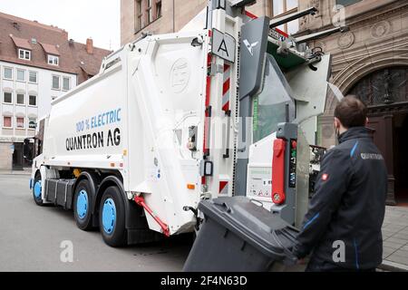 Nürnberg, Deutschland. März 2021, 22nd. Offiziell präsentiert wird ein vollelektrischer Müllwagen der Abfallwirtschaft der Stadt Nürnberg (ASN). Vier Wochen lang wird das Fahrzeug auf verschiedenen Touren in der Stadt eingesetzt. Ein solcher Müllwagen wird laut ASN auch in Frankfurt und im Landkreis Dillingen an der Donau getestet. Quelle: Daniel Karmann/dpa/Alamy Live News Stockfoto