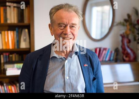 London, Großbritannien. Februar 2019, 25th. Das am 25. Februar 2019 aufgenommene Foto zeigt den renommierten britischen Soziologen Martin Albrow in einem Interview in London, Großbritannien. China, angeführt von der Kommunistischen Partei Chinas (KPCh), marschiert in diesem Jahr auf den vollständigen Aufbau einer mäßig wohlhabenden Gesellschaft in jeder Hinsicht zu, was eine große Errungenschaft ist, sagte Martin Albrow kürzlich in einem Interview mit Xinhua. ZUM INTERVIEW: CPC's Erfolg bei der Transformation Chinas großer Erfolg: Britischer Soziologe Kredit: Han Chong/Xinhua/Alamy Live News Stockfoto