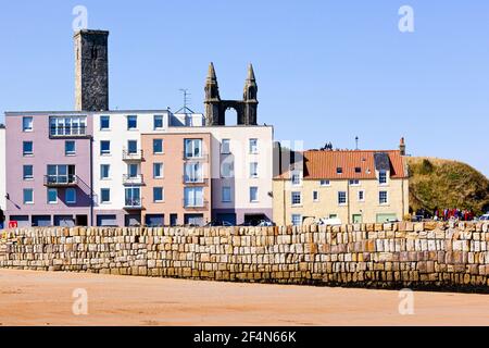 Eine Mischung aus alter und neuer Architektur am Hafen von St Andrews, Fife, Schottland, Großbritannien Stockfoto