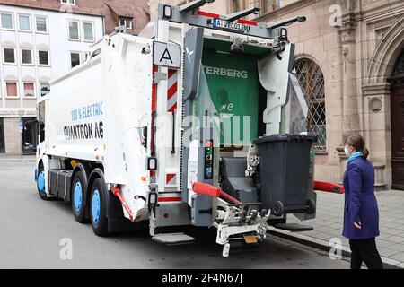 Nürnberg, Deutschland. März 2021, 22nd. Offiziell präsentiert wird ein vollelektrischer Müllwagen der Abfallwirtschaft der Stadt Nürnberg (ASN). Vier Wochen lang wird das Fahrzeug auf verschiedenen Touren in der Stadt eingesetzt. Ein solcher Müllwagen wird laut ASN auch in Frankfurt und im Landkreis Dillingen an der Donau getestet. Quelle: Daniel Karmann/dpa/Alamy Live News Stockfoto