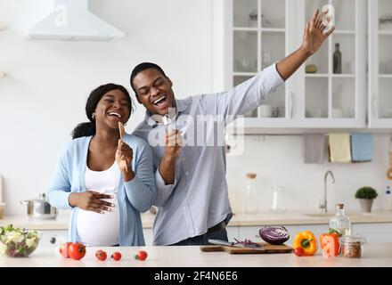 Freudig schwanger schwarz paar Spaß beim Kochen Stockfoto