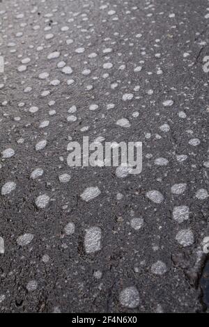 Seltsame Punkte auf einem Eisschild auf Asphalt. Stockfoto
