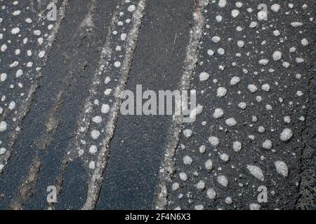 Seltsame Punkte auf einem Eisschild auf Asphalt. Stockfoto