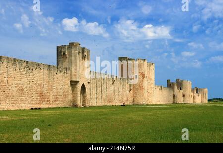 Aigues-Mortes, die Stadtmauer, Oczitanie, Frankreich. Stockfoto