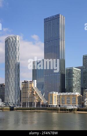 Canary Wharf, London, März 2021. Blick von Rotherhithe zeigt neue Türme: Neufundland, links, Landmark Pinnacle, Mitte. 1980s Cascades Tower, Mitte. Stockfoto