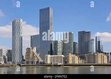 Canary Wharf, London. Blick von Rotherhithe mit neu fertiggestellten Türmen, 2021: Neufundland (ganz links) und Landmark Pinnacle (Mitte) Stockfoto