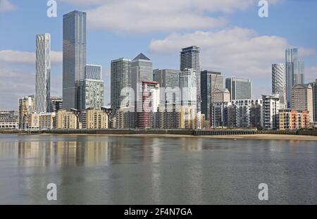 Canary Wharf, London. Blick von Rotherhithe mit neu fertiggestellten Türmen (2021): Neufundland (ganz links) und Landmark Pinnacle (rechts) Stockfoto