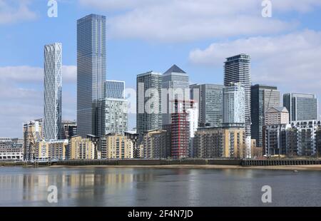 Canary Wharf, London. Blick von Rotherhithe mit neu fertiggestellten Türmen (2021): Neufundland (ganz links) und Landmark Pinnacle (rechts) Stockfoto