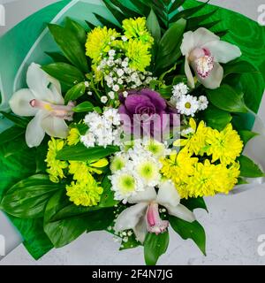 Gemischte Blumenarrangements in verschiedenen Farben. Großer schöner Blumenstrauß. Stockfoto