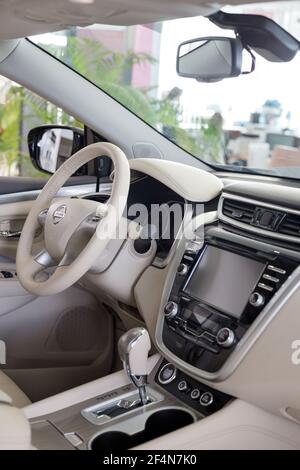 Russland, Izhevsk - 19. Februar 2021: Nissan Showroom. Innenraum des neuen modernen Murano-Autos. Berühmte Weltmarke. Moderne Verkehrsmittel. Stockfoto