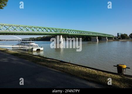 Alte grüne Brücke in Bratislava Stockfoto