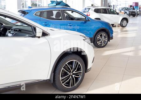 Russland, Izhevsk - 19. Februar 2021: Neue moderne Autos in Nissan Showroom. Berühmte Weltmarke. Prestigeträchtige Fahrzeuge. Stockfoto