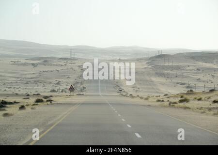 Ein Sandsturm bedeckt die Straße in namibia Stockfoto