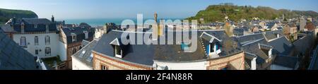 Normandie, Blick über die Dächer von Yport auf das blaue Meer, Panorama Stockfoto