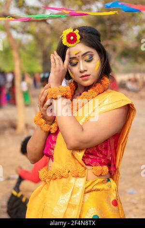 Portrait von schönen glücklich junge indische Frau mit Frühling festlich Make up feiert Holi mit Puderfarben in Kolkata auf März 2021 Stockfoto