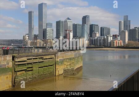 Canary Wharf, London, 2021. Blick von Rotherhithe, der Eingang zum Greenland Dock im Vordergrund zeigt, die Themse dahinter. Stockfoto