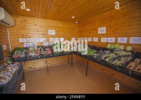 DOMZALE, SLOWENIEN - 02. Feb 2021: Innenraum einer kleinen Holzhütte mit einer Vielfalt an slowenischem Gemüse und Obst Stockfoto