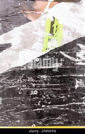 Alte zerrissen schwarzen Plakaten grunge Textur Hintergrund geknickt Papier Hintergrund Plakatfläche. Stadtplakate Stockfoto