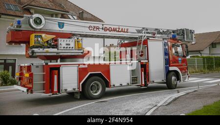 DOMZALE, SLOWENIEN - 01. Jul 2019: Großes und kraftvolles Feuerwehrfahrzeug, das vor der Feuerwache abgestellt ist Stockfoto