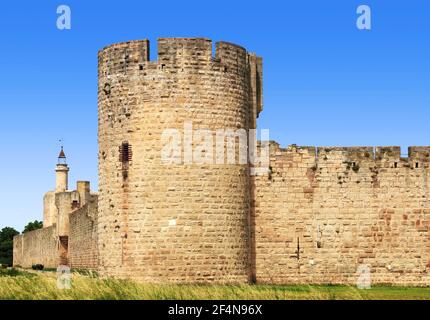 Eckturm der Stadtmauer von Aigues-Mortes Stockfoto