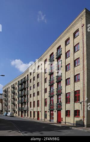 Straßenhöhe von Globe Wharf, Rotherhithe, London. Ein viktorianisches Lagerhaus und Getreidespeicher am Flussufer, die 1999 in Luxuswohnungen umgewandelt wurden. Stockfoto