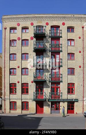 Straßenhöhe von Globe Wharf, Rotherhithe, London. Ein viktorianisches Lagerhaus und Getreidespeicher am Flussufer, die 1999 in Luxuswohnungen umgewandelt wurden. Stockfoto