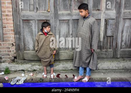 21. März 2021: Srinagar, Kaschmir. 21. März 2021. Menschen unterschiedlichen Alters, einschließlich Kinder, erhalten Lech Behandlung in Srinagar, in indischen Kaschmir, am Vorabend von Nowruz oder persischen Neujahr. Hirudotheraphy oder Lech-Therapie ist eine der ältesten komplementären Therapien in Kaschmir, wo es verwendet wird, um eine Reihe von Beschwerden wie Sinusitis, Hautzustände, Arthritis, Erfrierungen und Kopfschmerzen zu behandeln. Die medizinische Verwendung von Blutegeln geht auf das alte Ägypten zurück, wo das Blutlassen eine gängige Praxis zur Vorbeugung und Heilung von Krankheiten war (Bild: © Muzamil MATtoo/IMAGESLIVE via ZUMA Wire Stockfoto