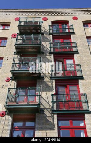 Straßenhöhe von Globe Wharf, Rotherhithe, London. Ein viktorianisches Lagerhaus und Getreidespeicher am Flussufer, die 1999 in Luxuswohnungen umgewandelt wurden. Stockfoto